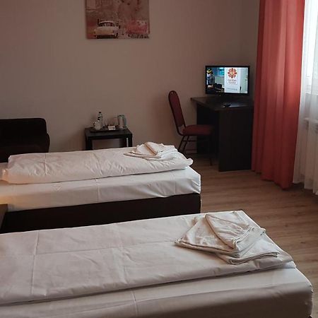 Hotelik Kameleon Pokoje Goscinne Jawor Exterior foto